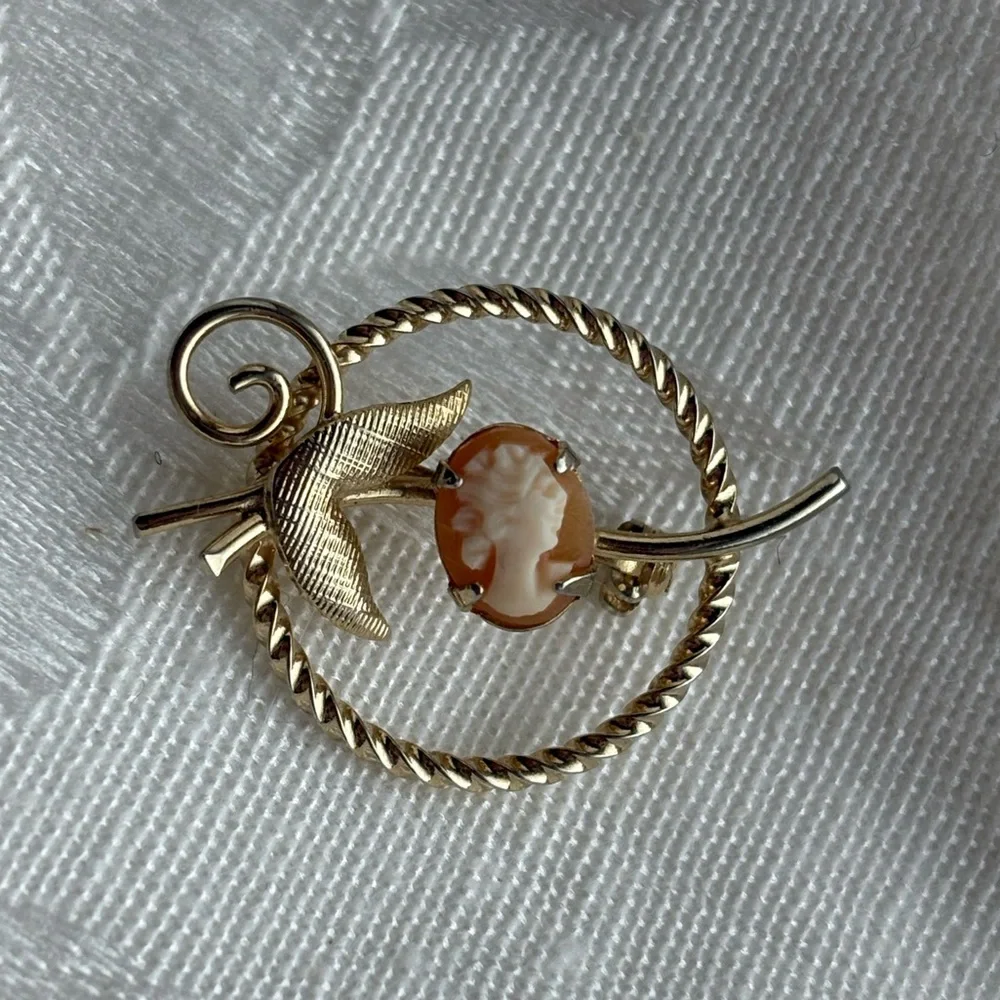 Gold Carved Cameo Brooch